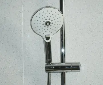 Ducha de mão cromada em barra deslizante