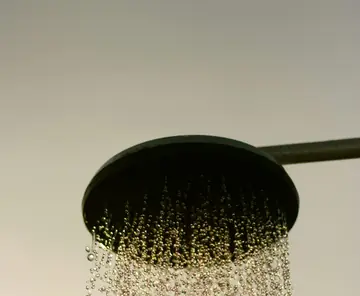 Ducha redonda com água caindo