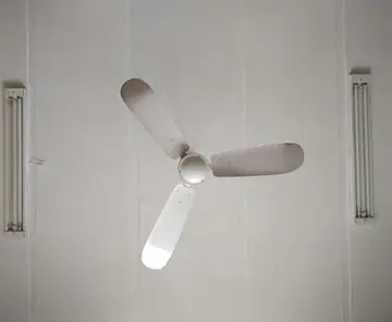 Ventilador de teto branco de três pás