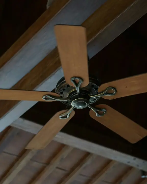 Ventilador de teto de madeira instalado em teto com vigas