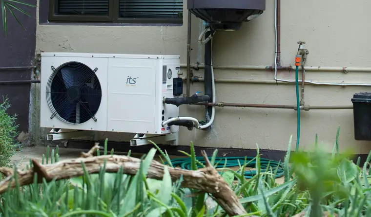 Aquecedor de água residencial instalado em parede externa